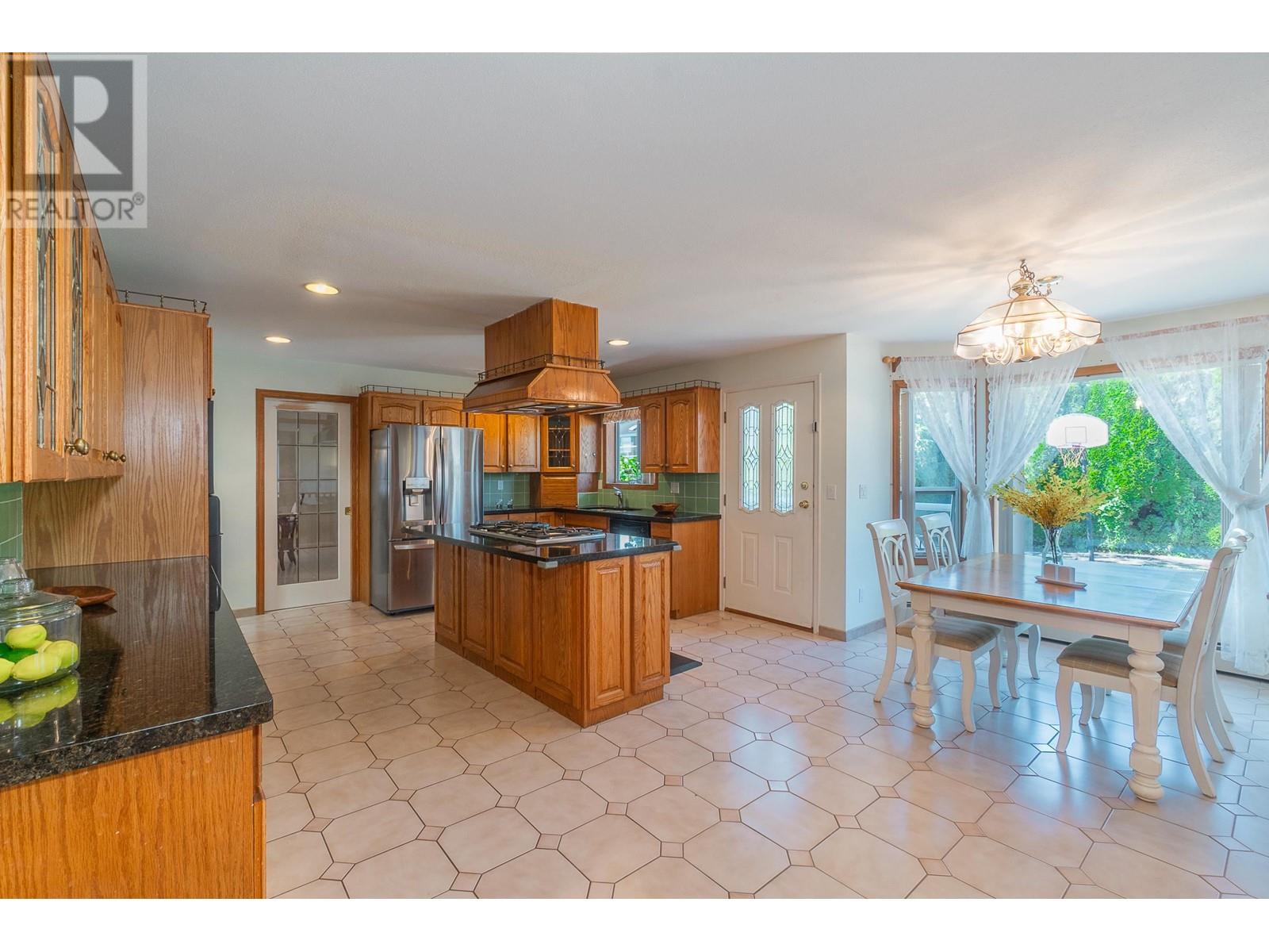 Listing Picture 8 of 31 : 6865 GRANT PLACE, Burnaby / 本拿比 - 魯藝地產 Yvonne Lu Group - MLS Medallion Club Member