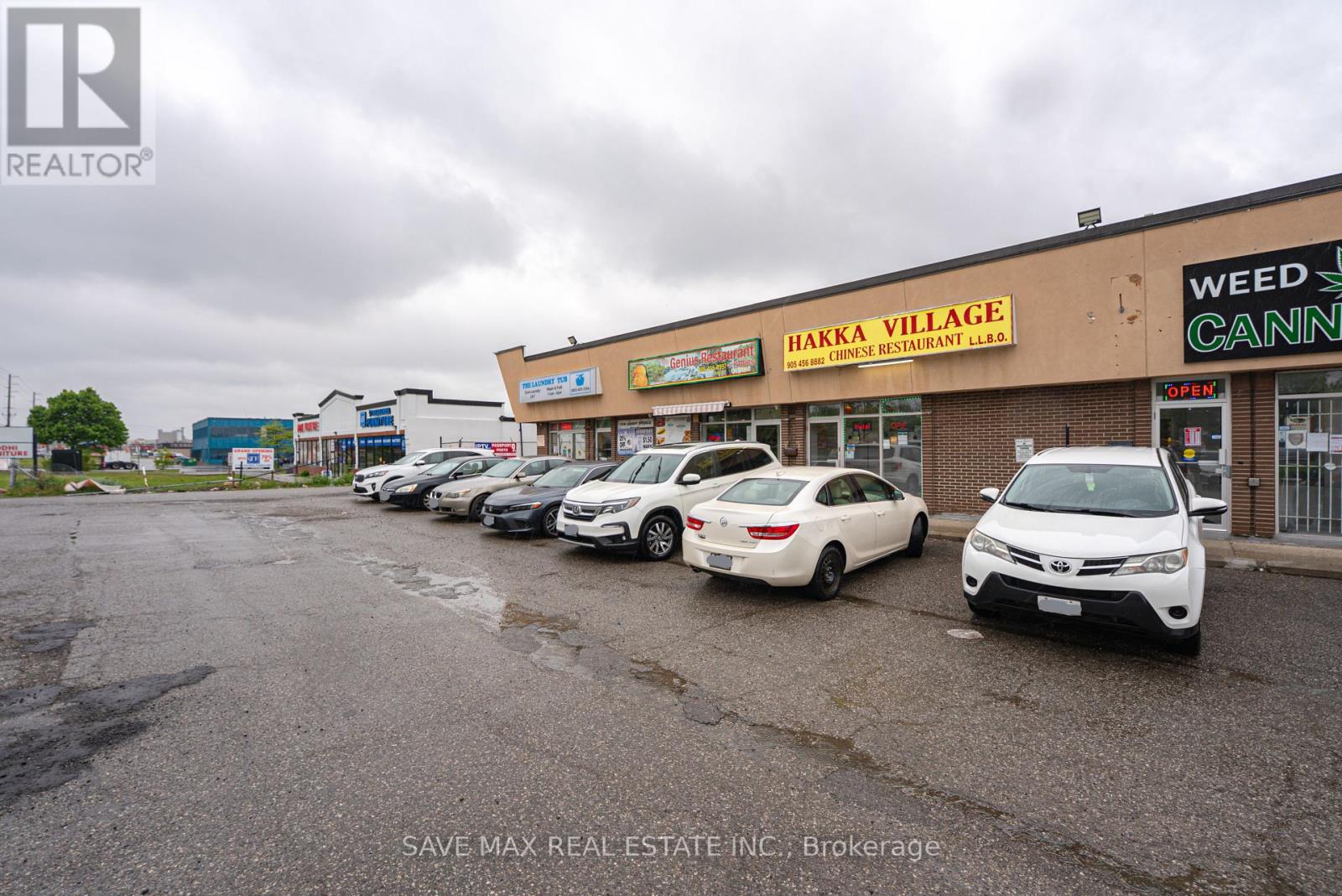 2 - 144 Kennedy Road S, Brampton, Ontario  L6W 3G4 - Photo 3 - W12167637