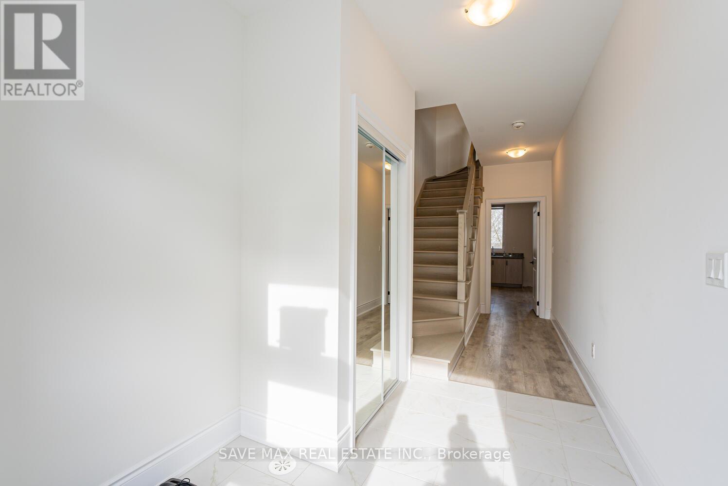 23 Paradox Street, Vaughan, Ontario  L4L 1A7 - Photo 4 - N12171020