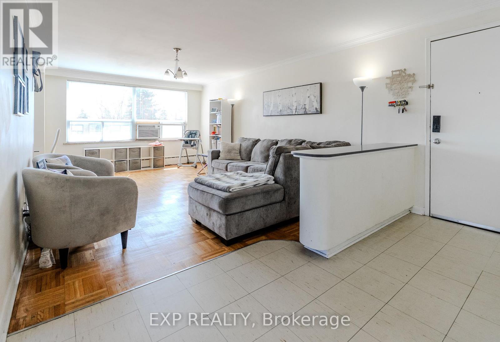 10 Fraserwood Avenue, Toronto (Englemount-Lawrence), Ontario  M6B 2N4 - Photo 11 - C12171056