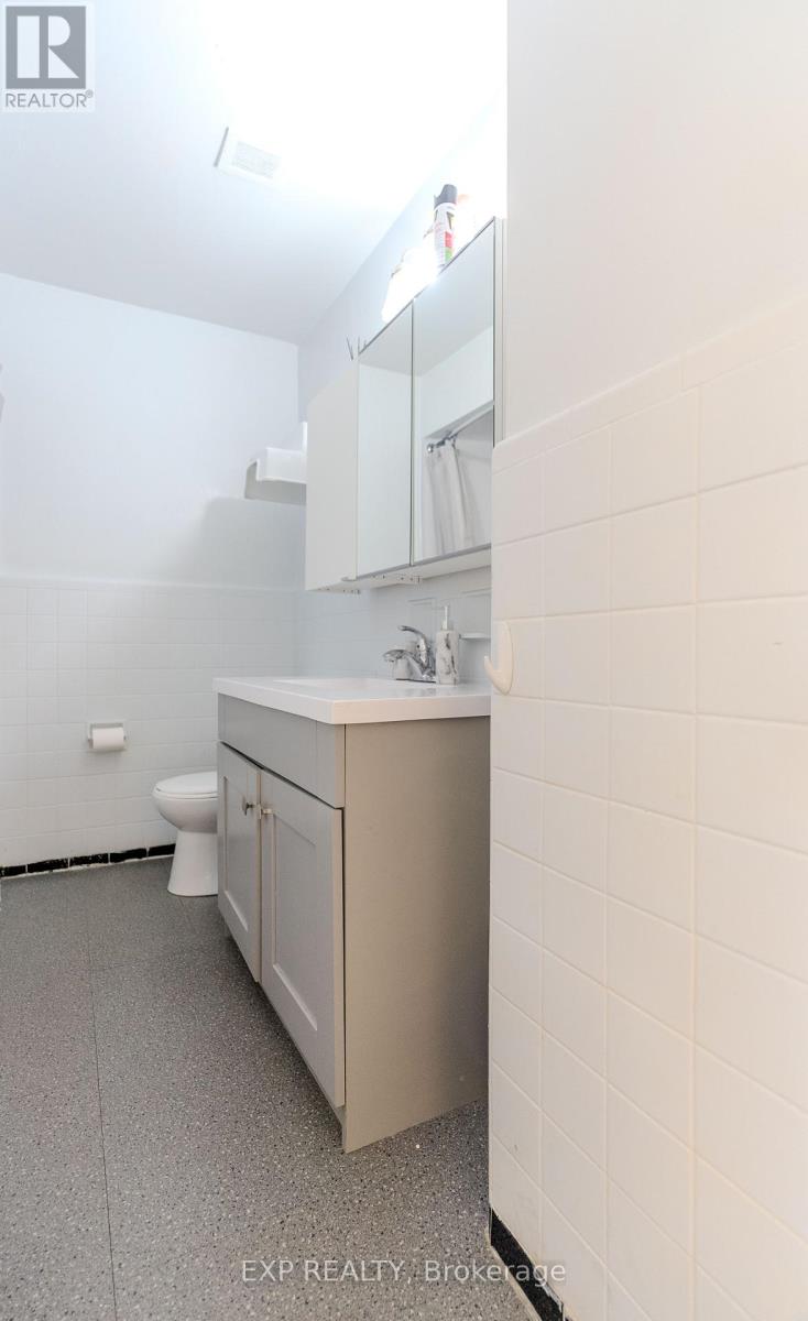 10 Fraserwood Avenue, Toronto, Ontario  M6B 2N4 - Photo 18 - C12171056