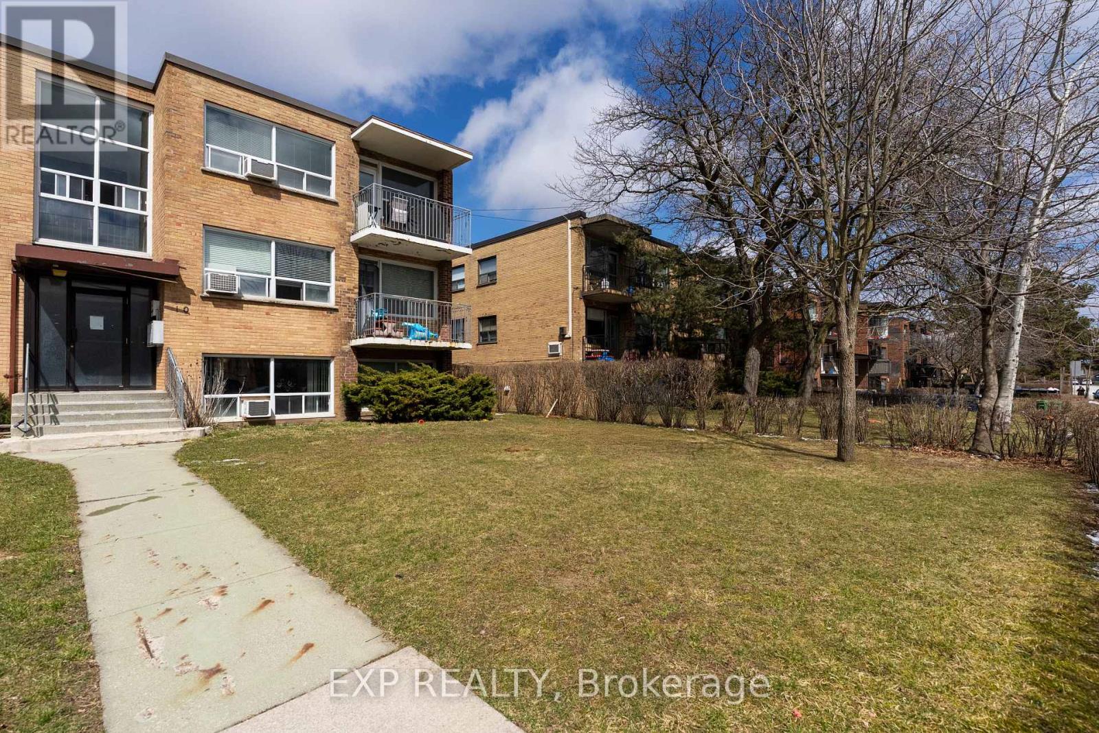 10 Fraserwood Avenue, Toronto, Ontario  M6B 2N4 - Photo 3 - C12171056
