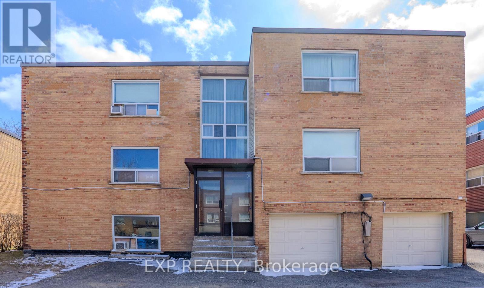 10 Fraserwood Avenue, Toronto, Ontario  M6B 2N4 - Photo 5 - C12171056