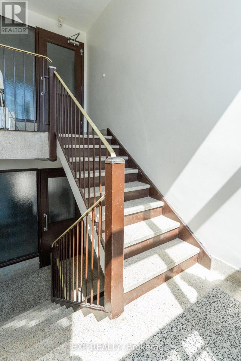 10 Fraserwood Avenue, Toronto, Ontario  M6B 2N4 - Photo 9 - C12171056