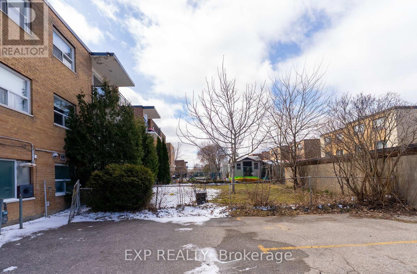 12 Fraserwood Avenue, Toronto, Ontario  M6B 2N4 - Photo 2 - C12171058