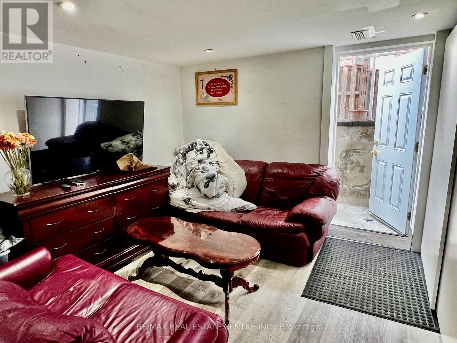 115 Downsview Avenue, Toronto, Ontario  M3M 1E3 - Photo 7 - W12073954