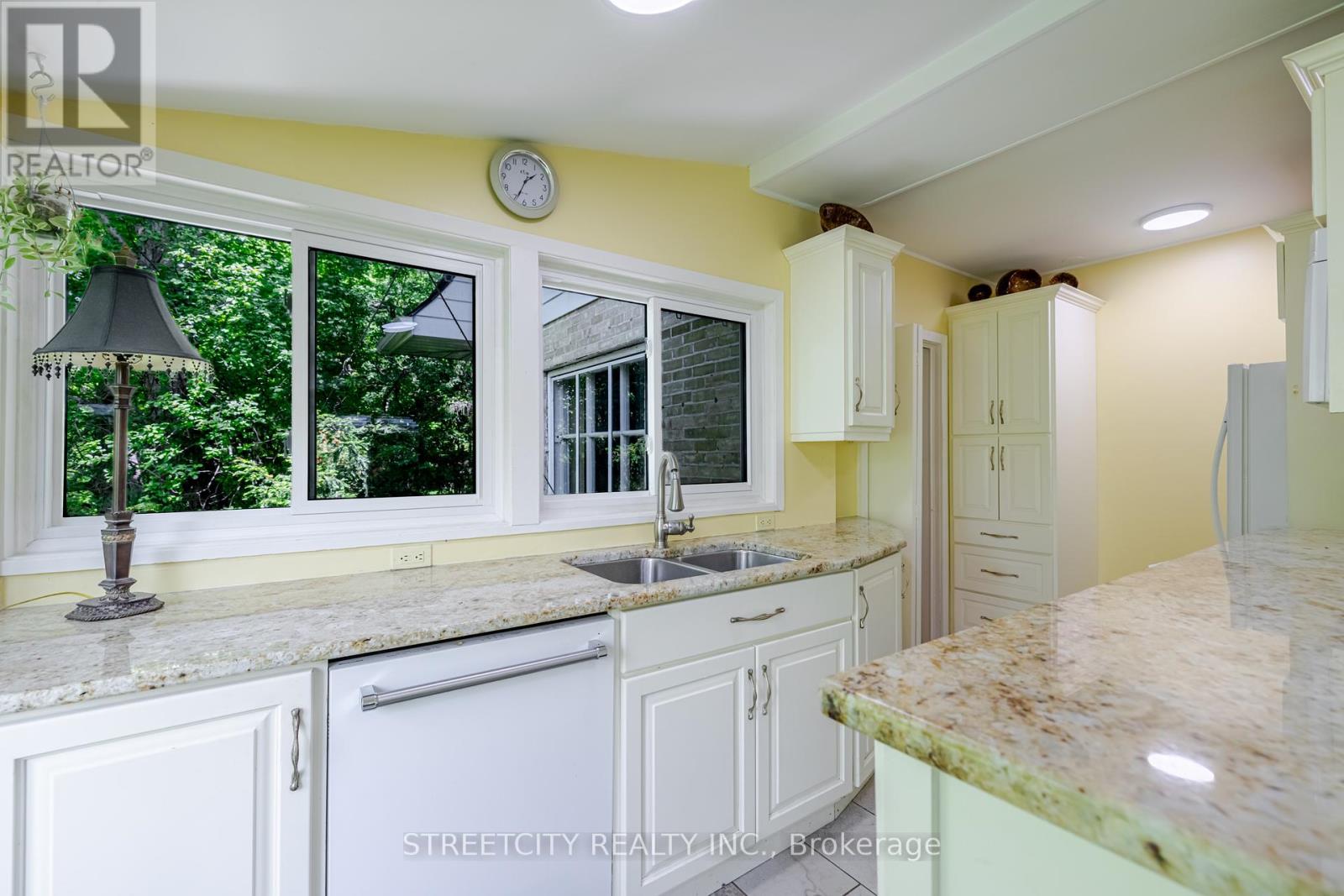 2 Grosvenor Street, London East, Ontario  N6A 1Y4 - Photo 14 - X12166068