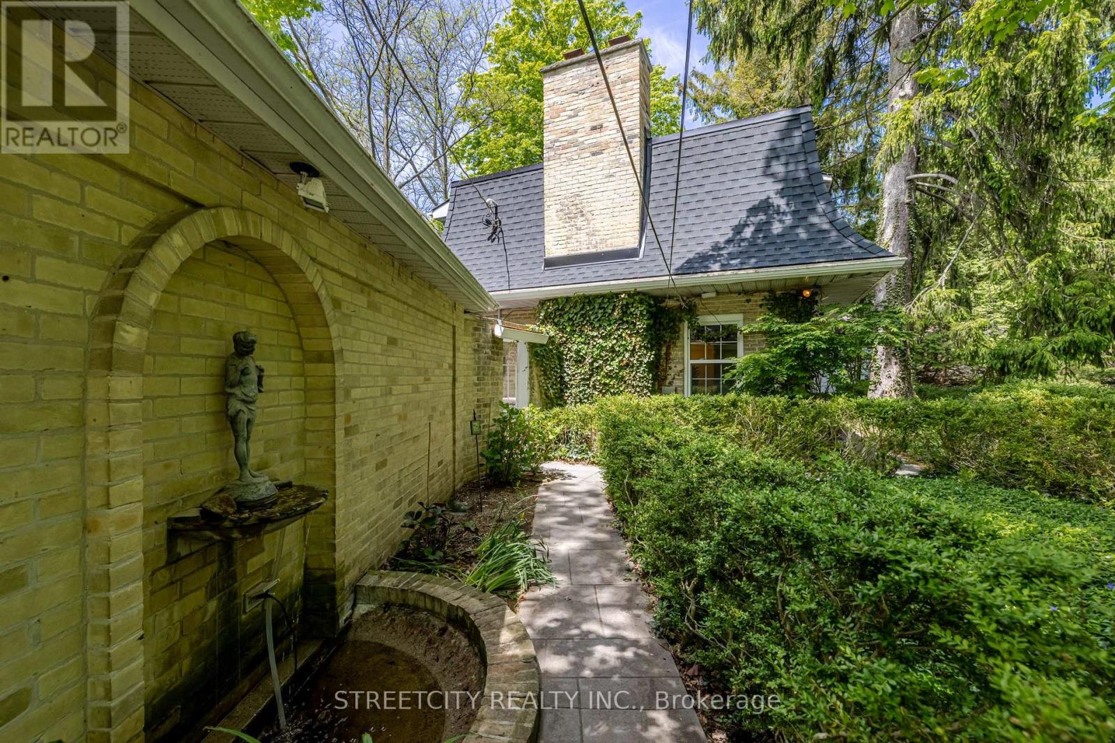 2 Grosvenor Street, London East, Ontario  N6A 1Y4 - Photo 4 - X12166068