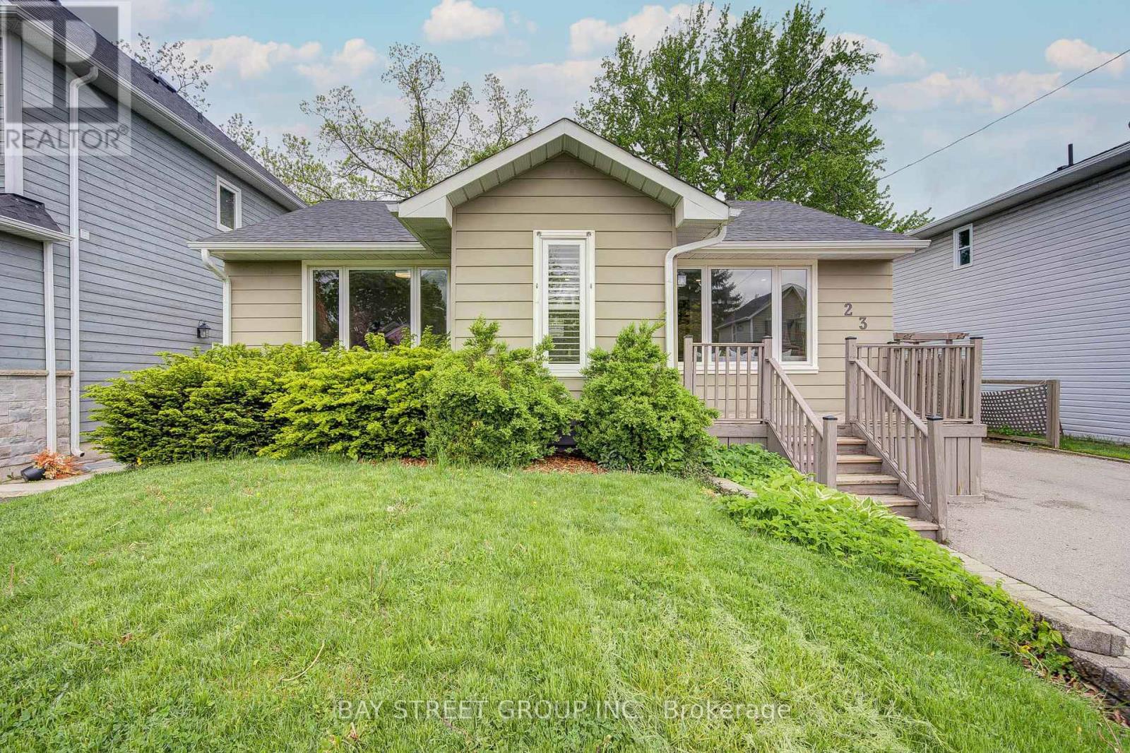 23 Washington Avenue, Oakville, Ontario  L6K 1W5 - Photo 1 - W12171144