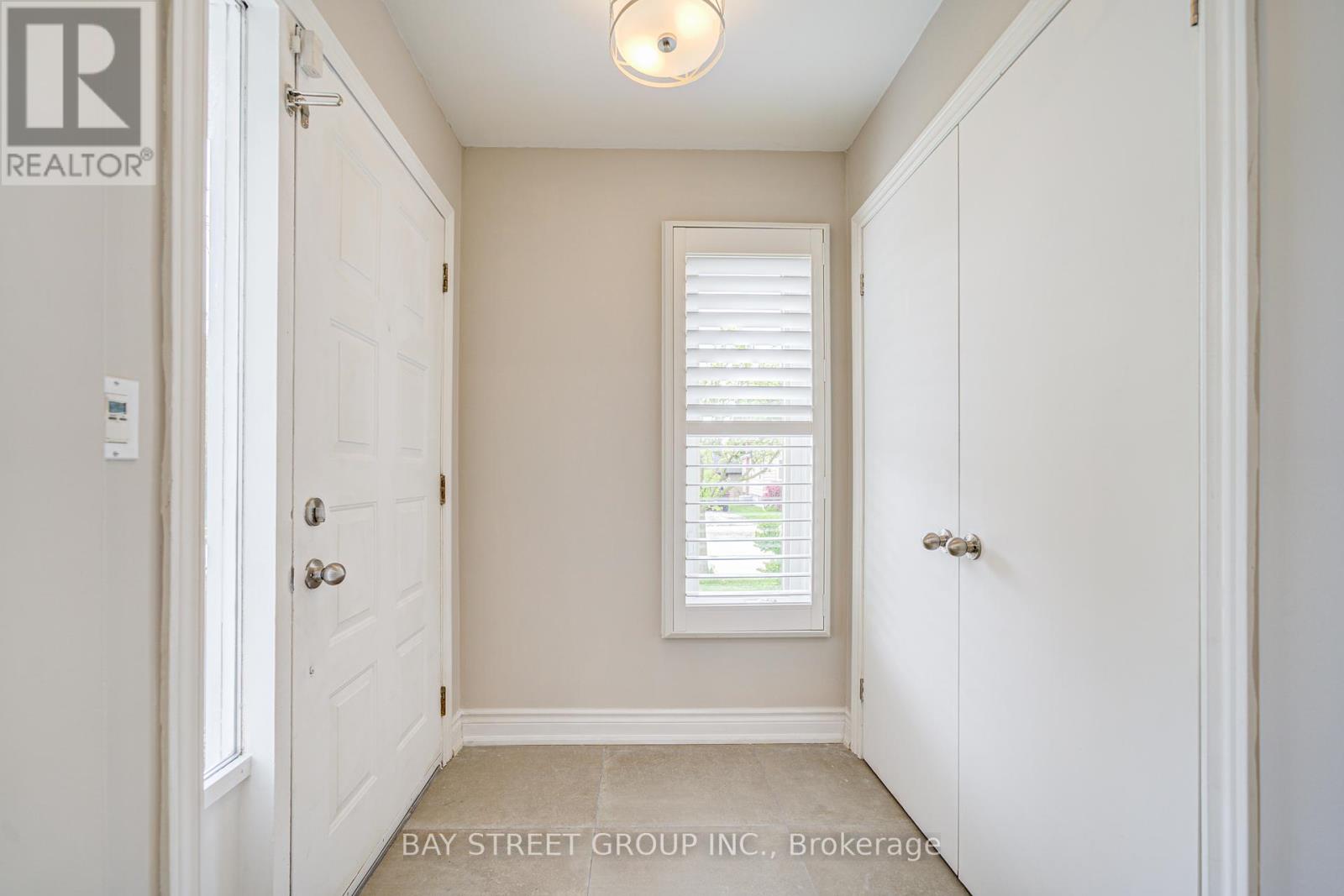 23 Washington Avenue, Oakville, Ontario  L6K 1W5 - Photo 3 - W12171144
