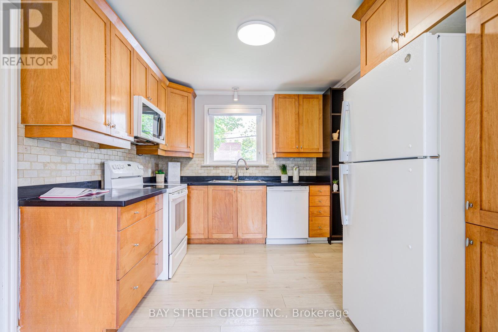 23 Washington Avenue, Oakville, Ontario  L6K 1W5 - Photo 9 - W12171144