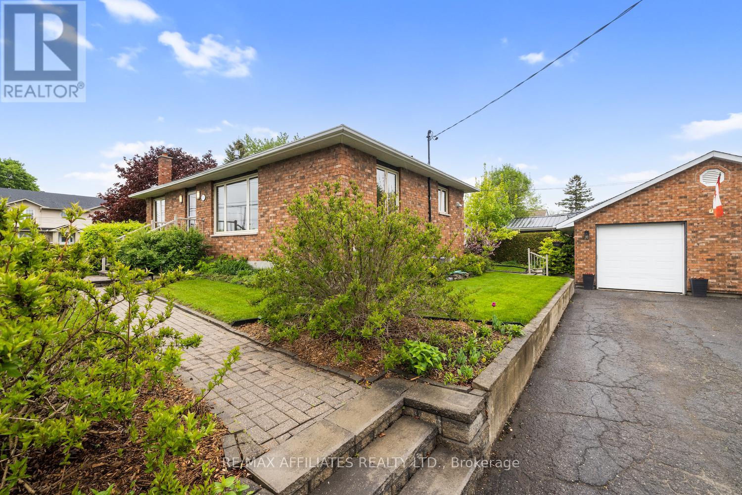 1781 Queensdale Avenue, Ottawa, Ontario  K1T 1J7 - Photo 3 - X12171161