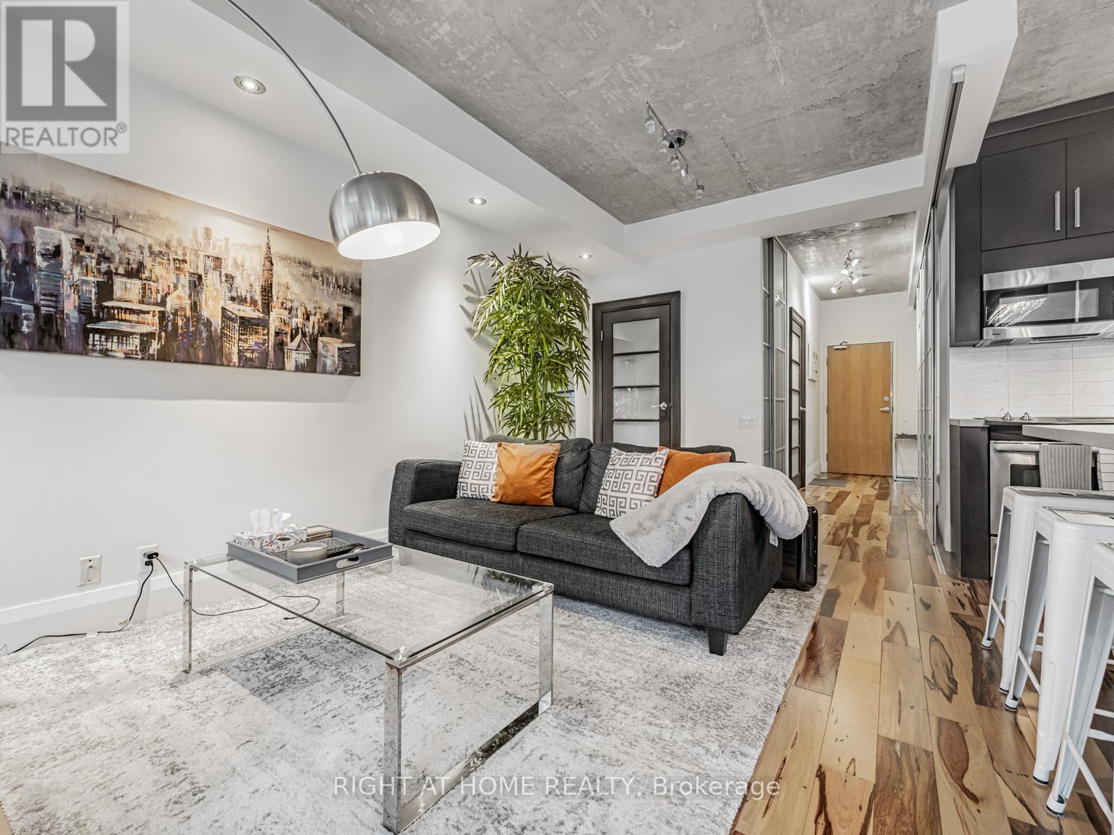 <div class="slider-price">$698,000</div><p>405 - 50 Camden Street, Toronto, Ontario</p>