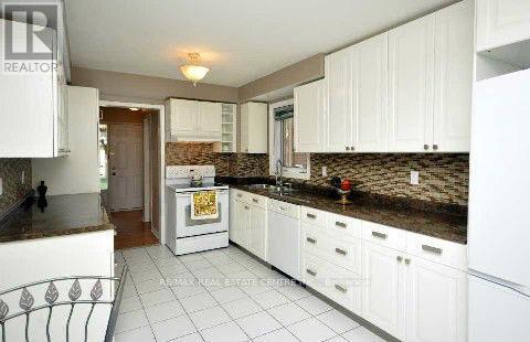 1431 Emerson Lane, Mississauga, Ontario  L5V 1L7 - Photo 2 - W12171208