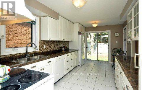 1431 Emerson Lane, Mississauga, Ontario  L5V 1L7 - Photo 3 - W12171208