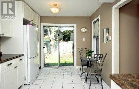 1431 Emerson Lane, Mississauga, Ontario  L5V 1L7 - Photo 4 - W12171208