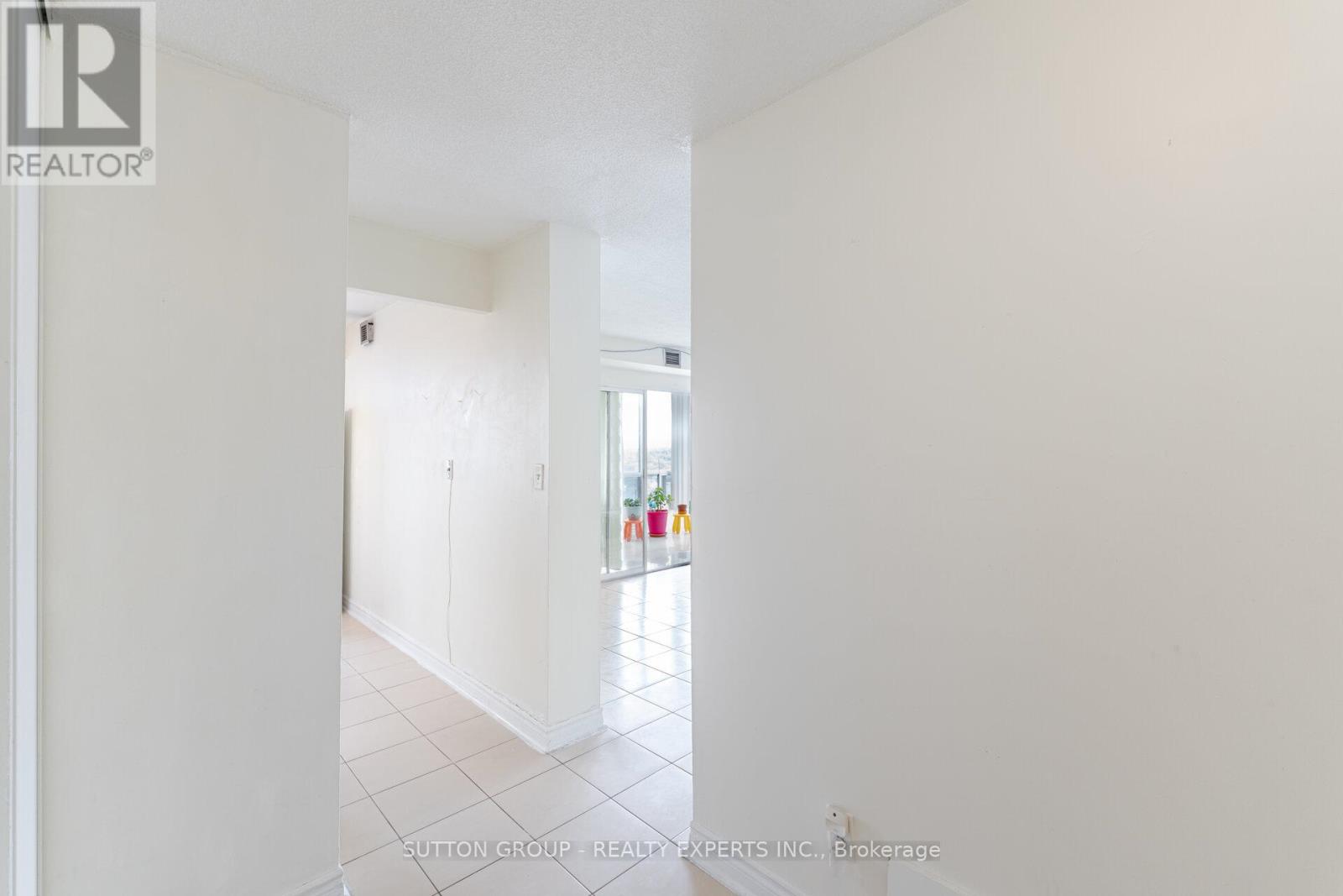 704 - 155 Hillcrest Avenue, Mississauga, Ontario  L5B 3Z2 - Photo 6 - W12111304
