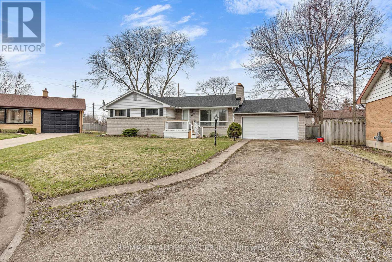 Property at 1547 CHERRYLAWN CRESCENT image 3