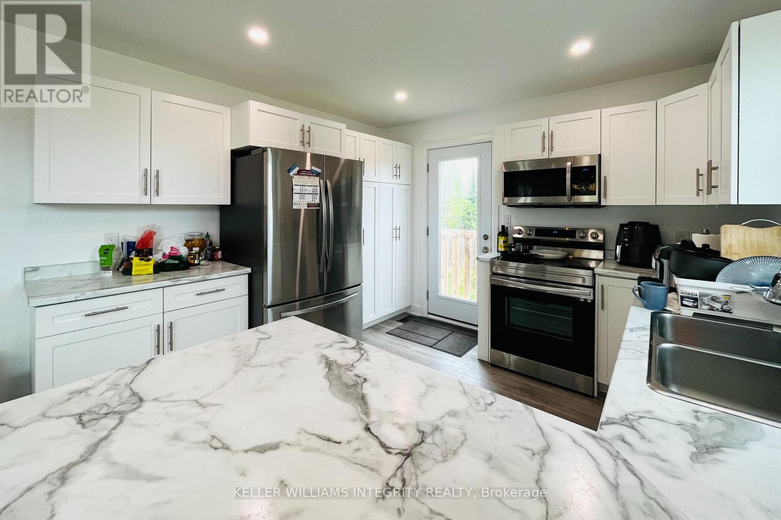 20 Terrance Drive, Petawawa, Ontario  K8H 2W8 - Photo 17 - X12171268