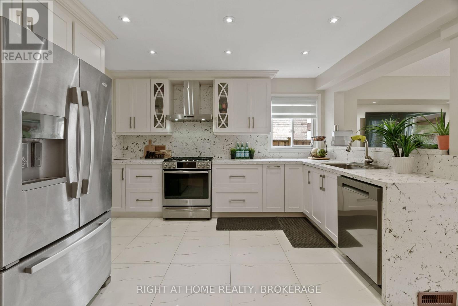 166 Hampshire Way, Milton (De Dempsey), Ontario  L9T 6B7 - Photo 10 - W12170957