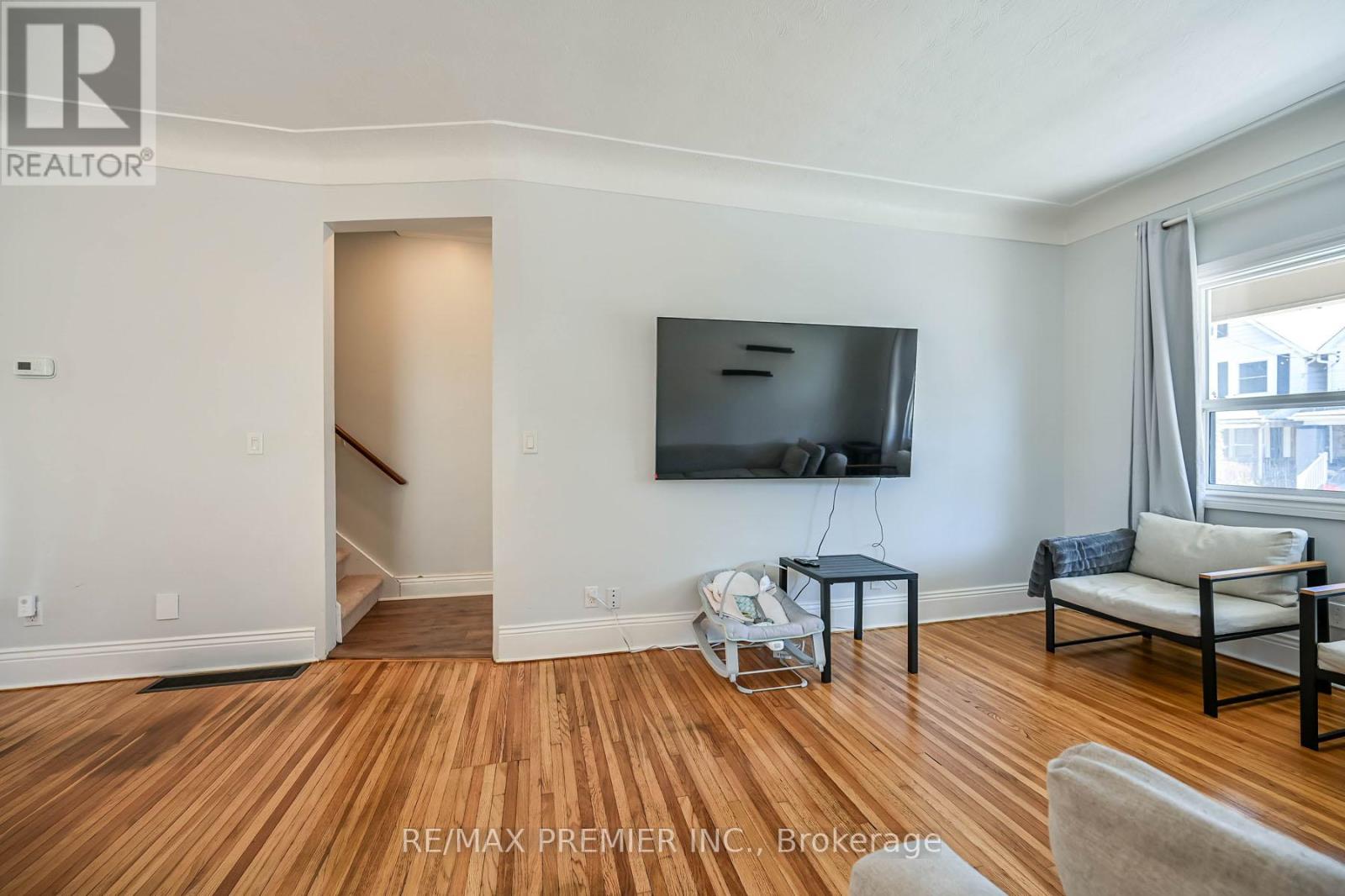 53 Douglas Avenue, Hamilton, Ontario  L8L 5R2 - Photo 7 - X12168499