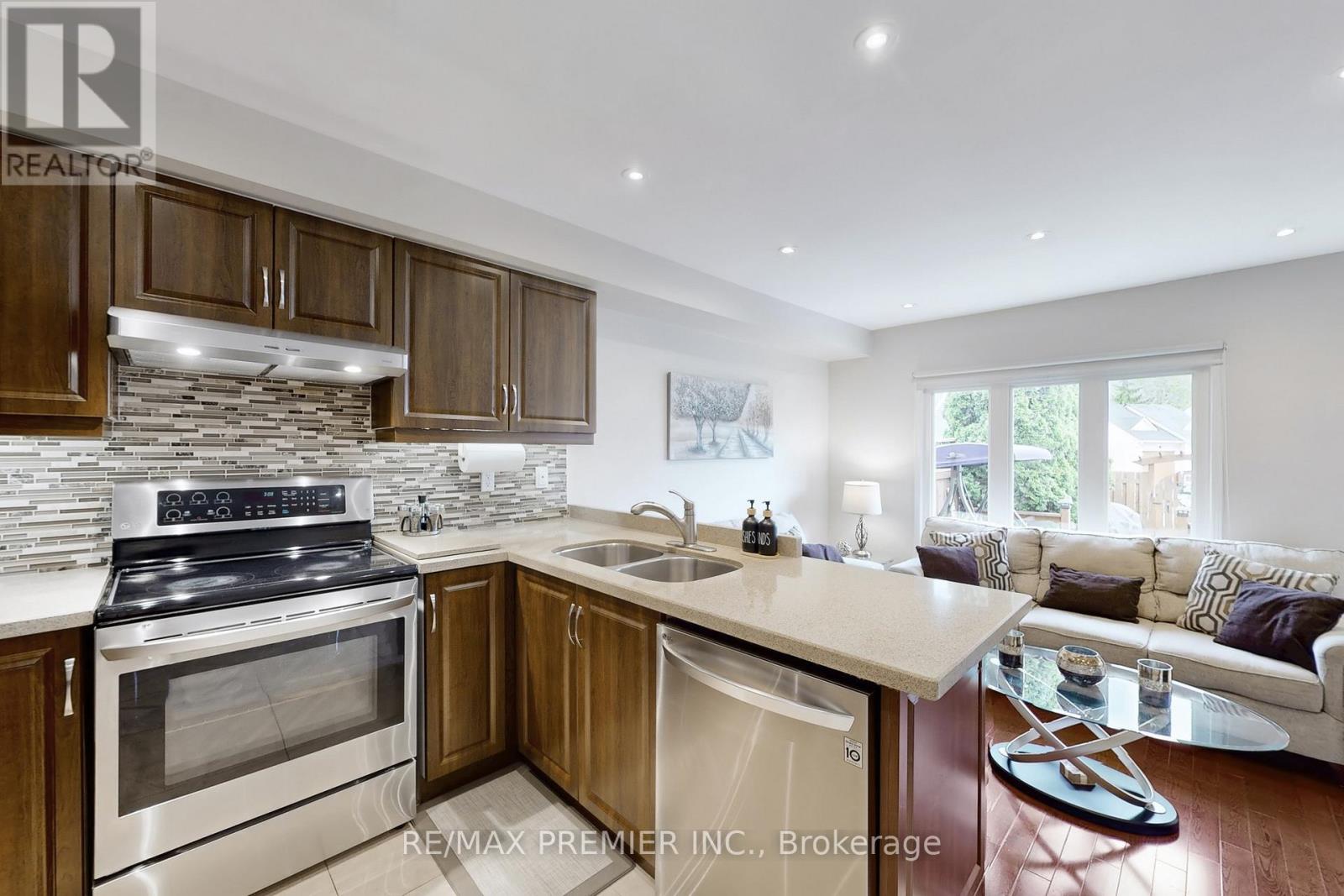 2210 Westoak Trails Boulevard, Oakville, Ontario  L6M 3L3 - Photo 12 - W12171051