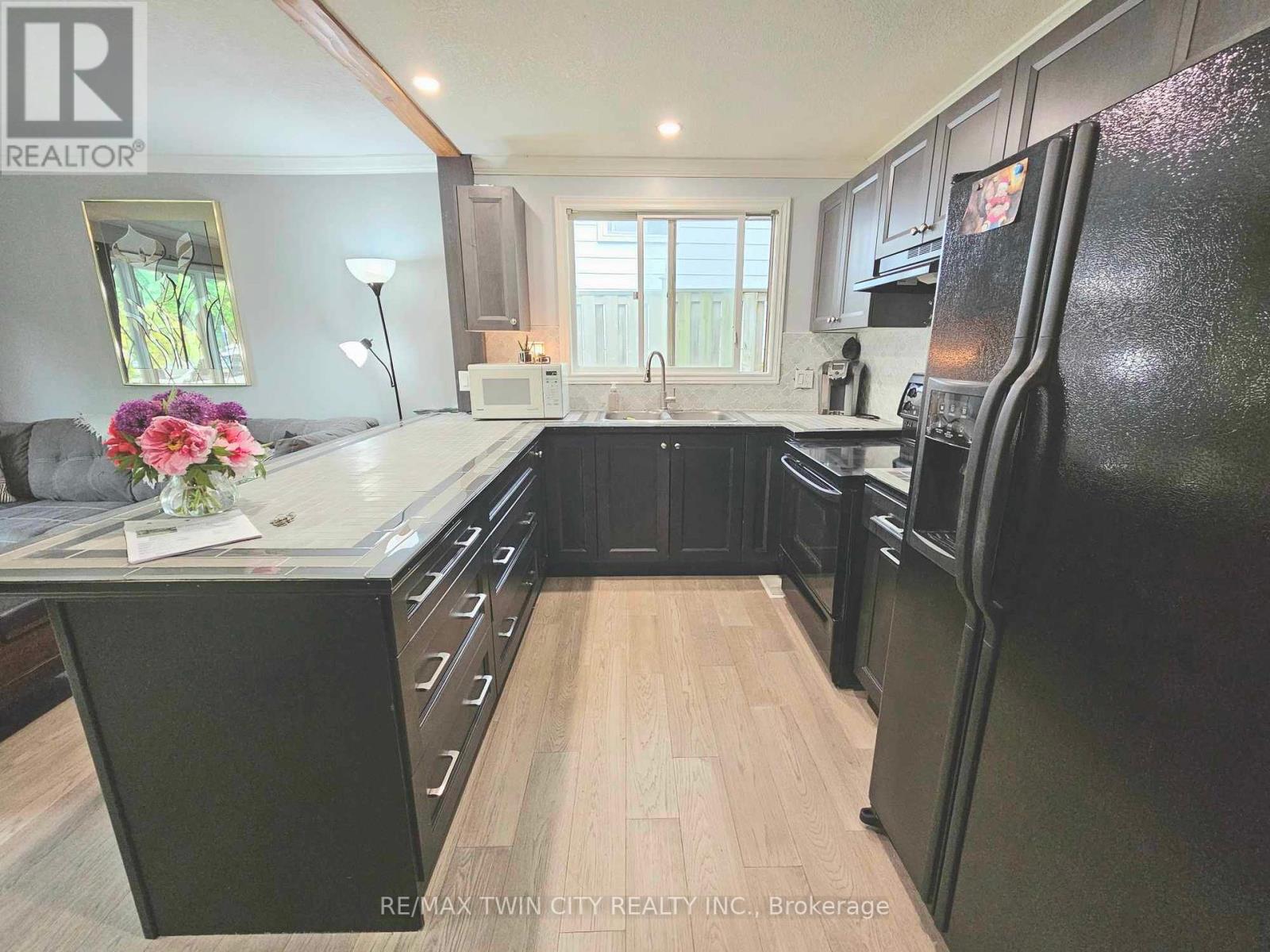 559 Sprucehill Avenue, Waterloo, Ontario  N2L 4V8 - Photo 6 - X12167854