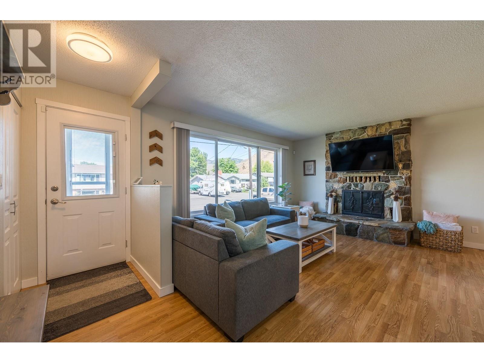 Property at 1139 Chateau Street image 2