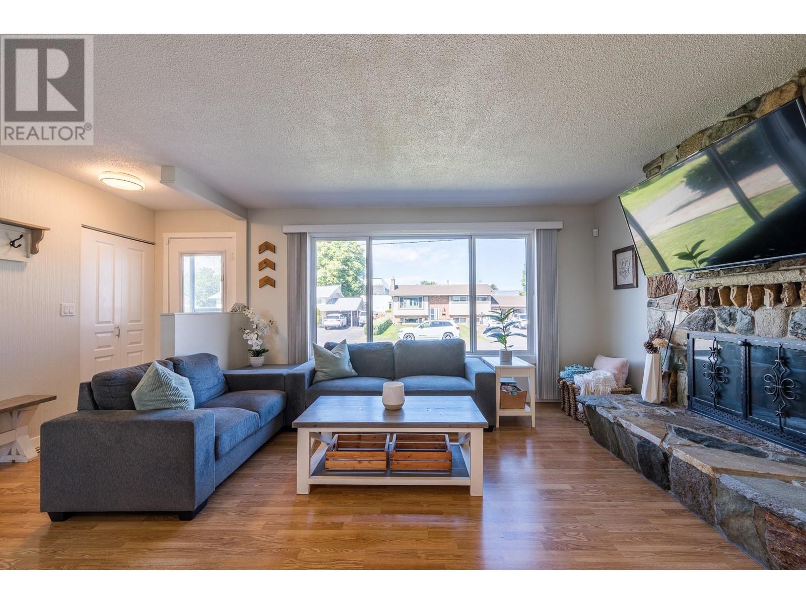 Property at 1139 Chateau Street image 4