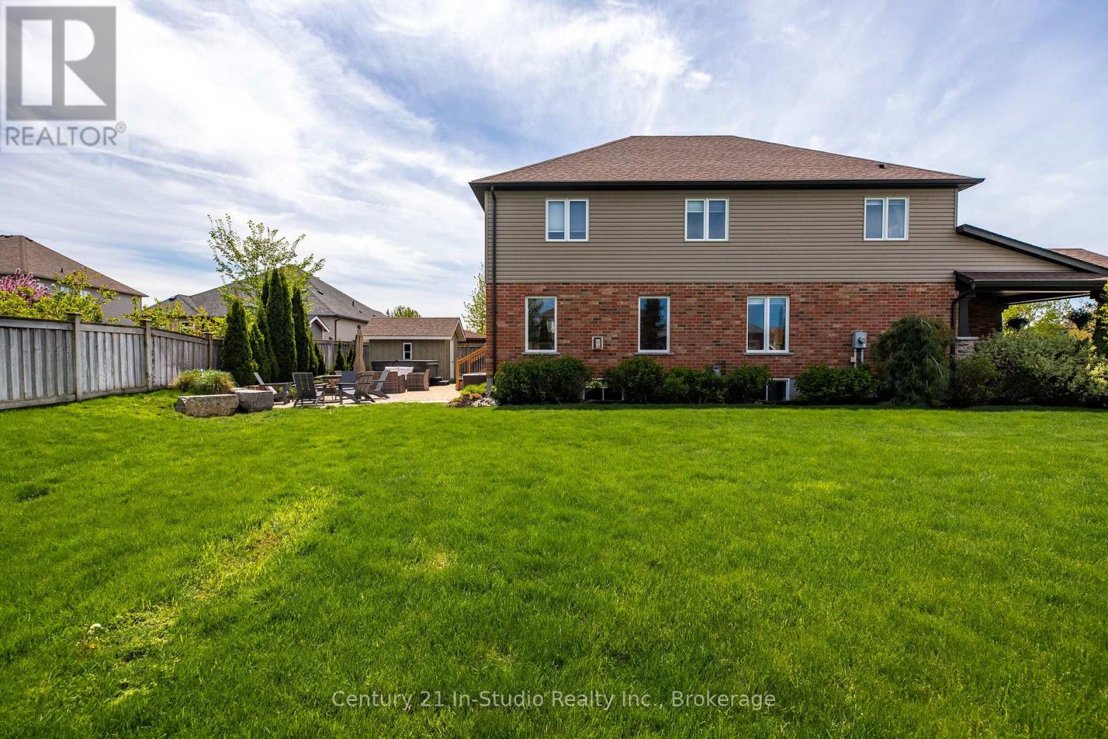 898 Sumpton Street, Saugeen Shores, Ontario  N0H 2C2 - Photo 4 - X12169291