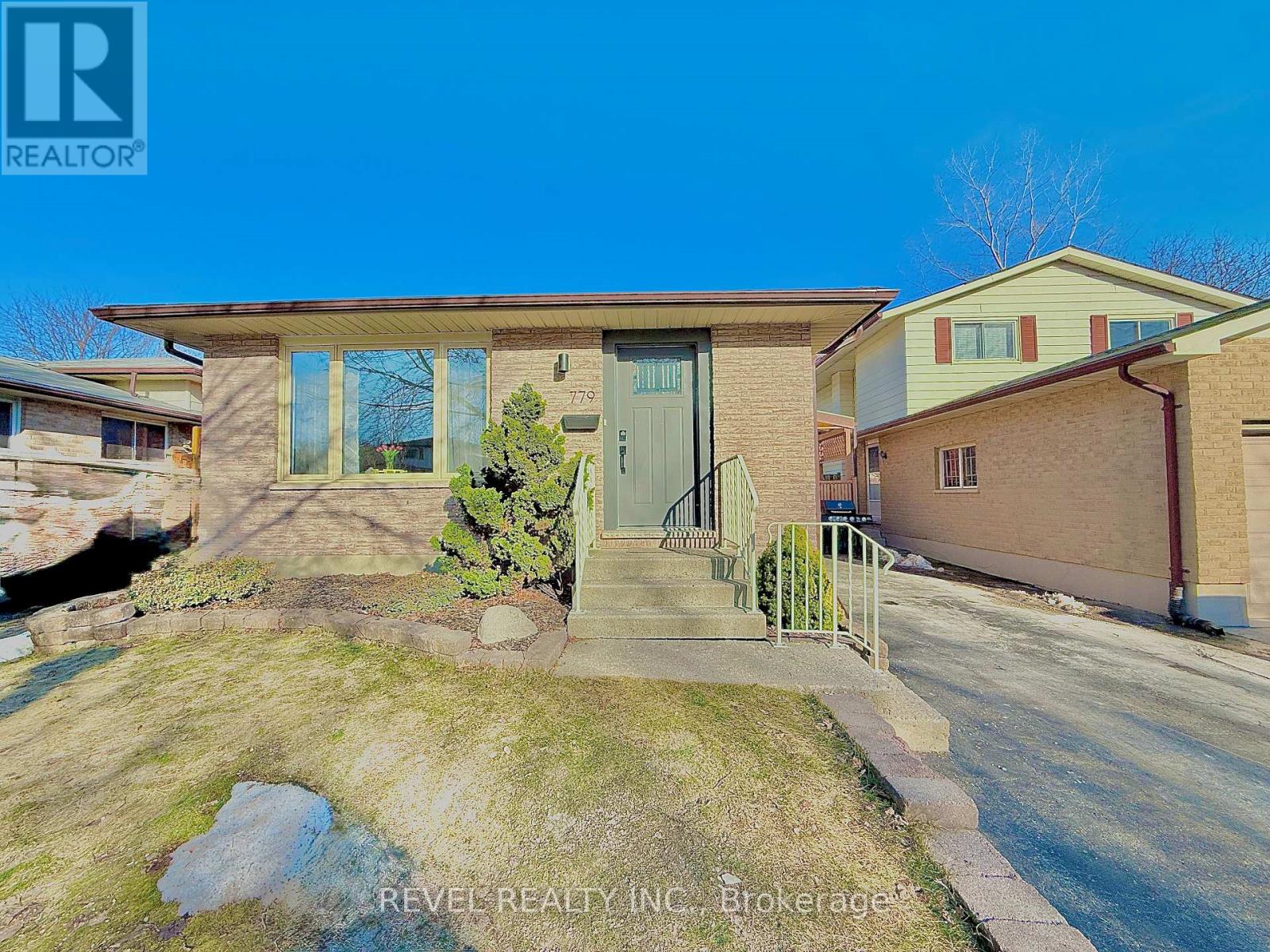 779 Monsarrat Avenue