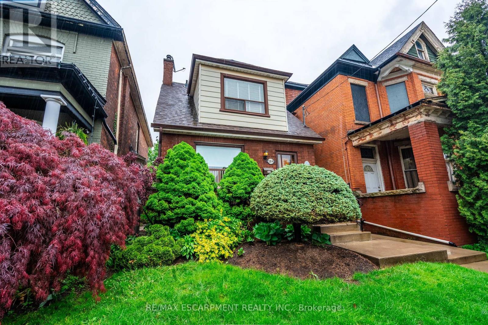 204 Emerald Street, Hamilton (Landsdale), Ontario  L8L 5K8 - Photo 3 - X12171428