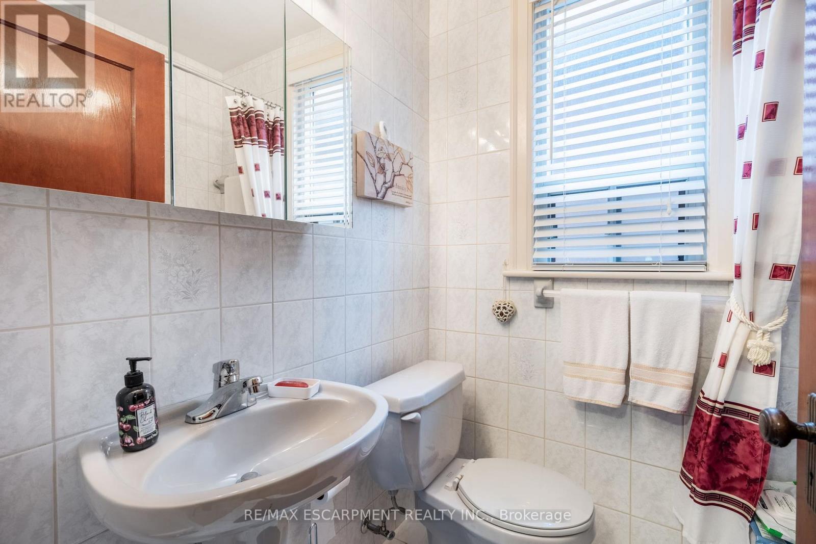 204 Emerald Street, Hamilton (Landsdale), Ontario  L8L 5K8 - Photo 6 - X12171428