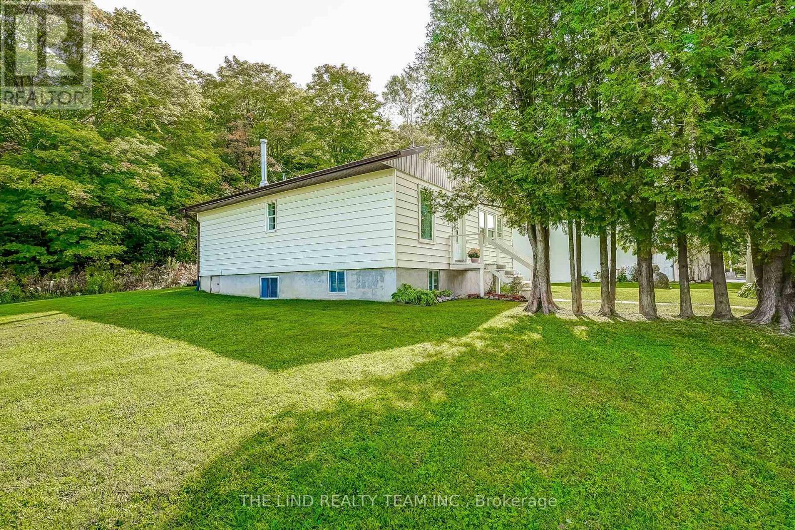 949 Raymond Road, Muskoka Lakes, Ontario P0B 1M0 - Photo 3 - X12170917