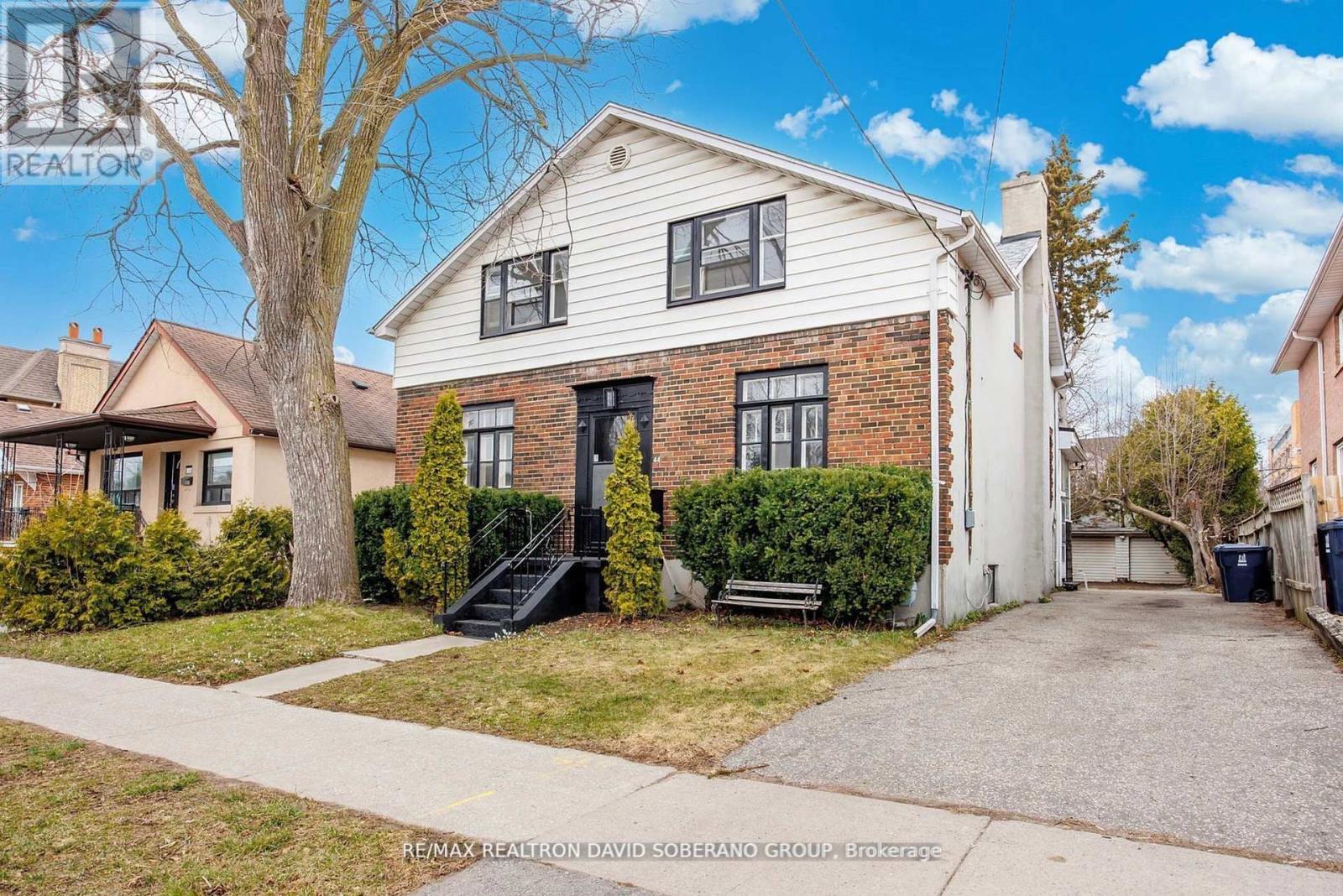 <div class="slider-price">$1,299,900</div><p>44 Sultana Avenue, Toronto, Ontario</p>