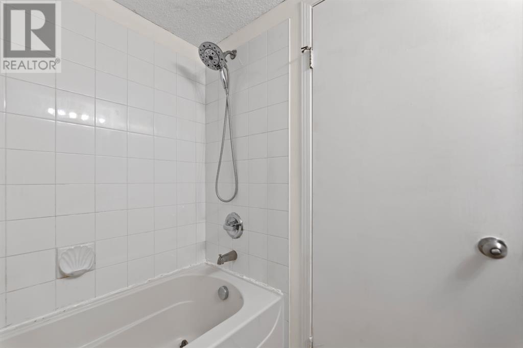 Property at 426, 1717 60 Street SE image 4