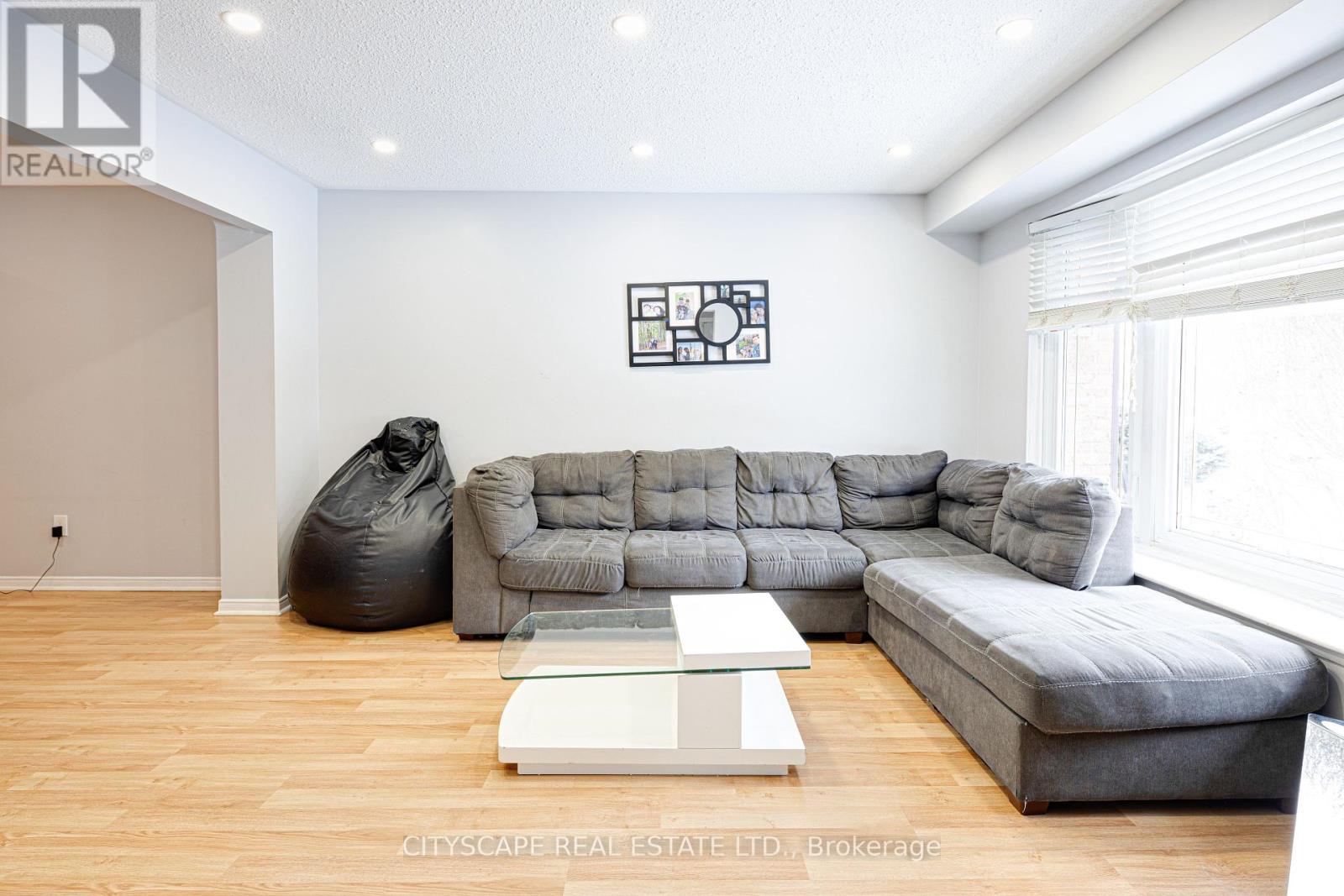 48 Mandarin Crescent, Brampton, Ontario  L6S 2S4 - Photo 9 - W12171200