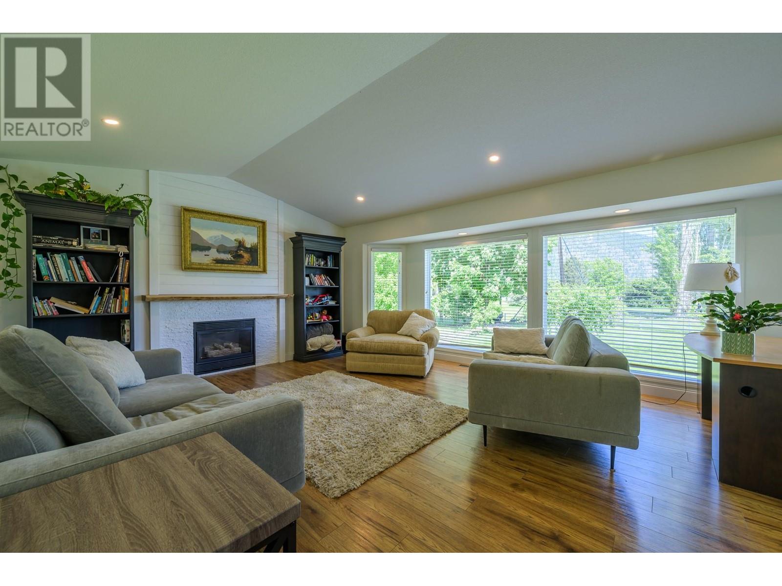 Property at 335 Aspen Drive image 3