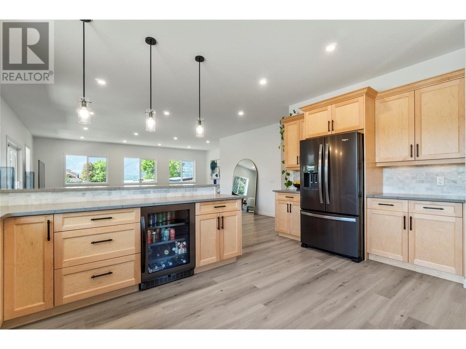 Property at 1240 52 Avenue image 3