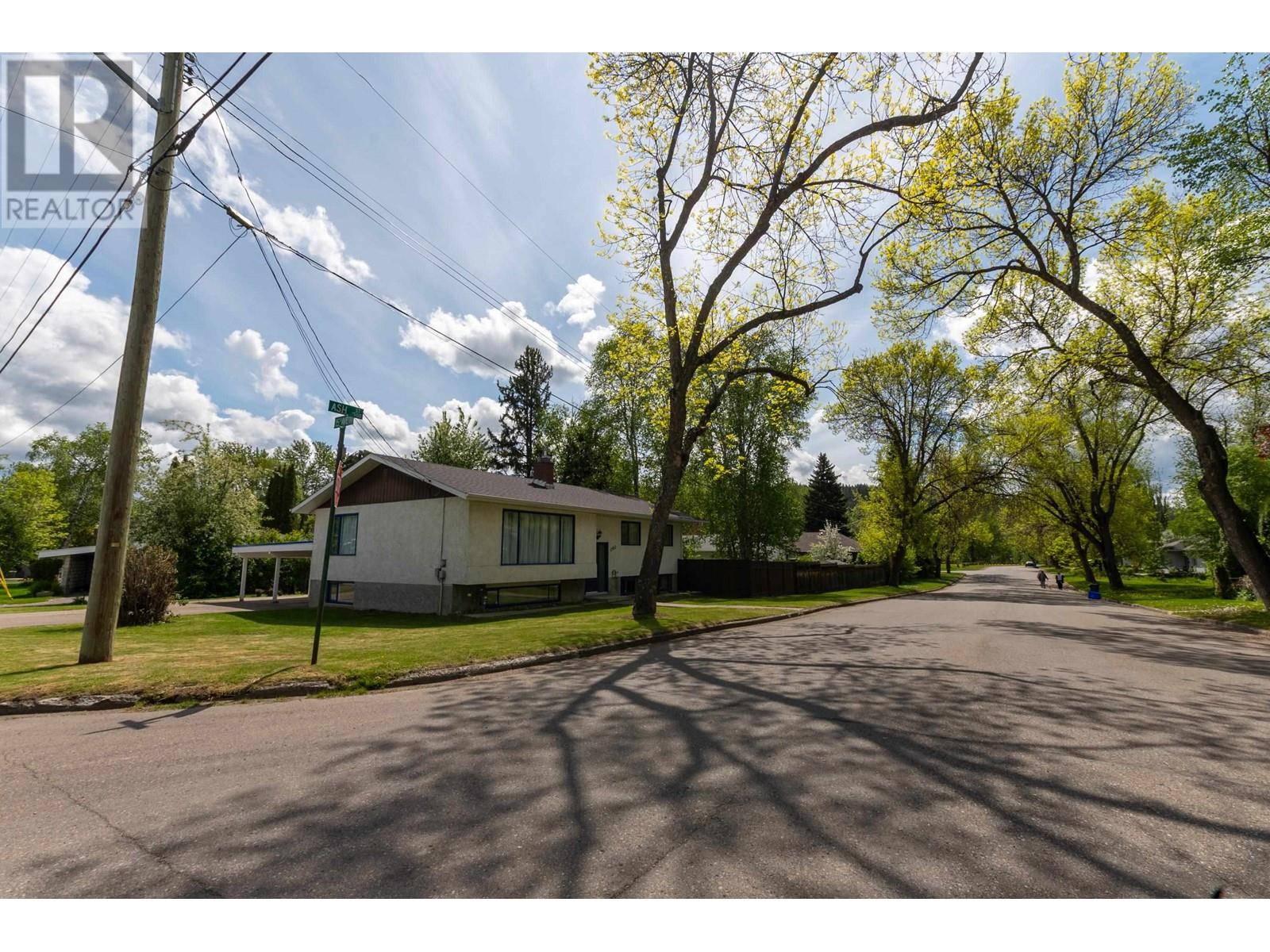 Property at 1502 ASH STREET image 2