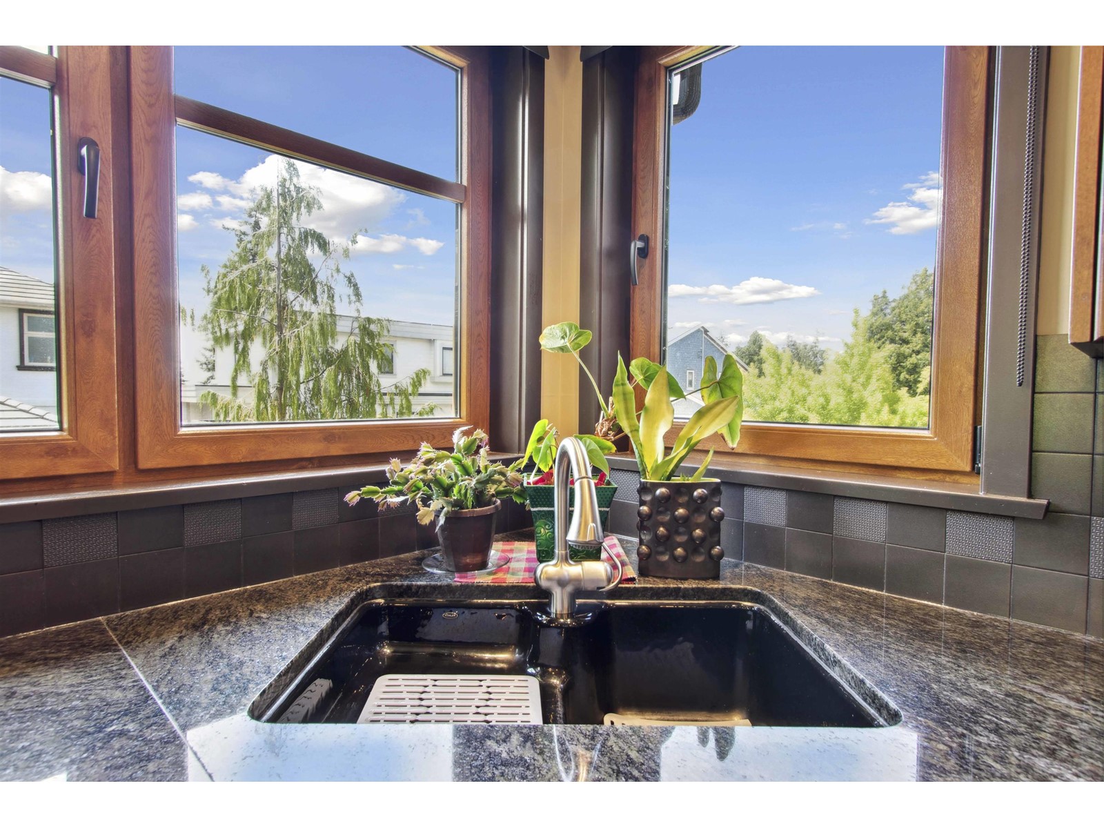 Property at 13588 14 AVENUE image 3