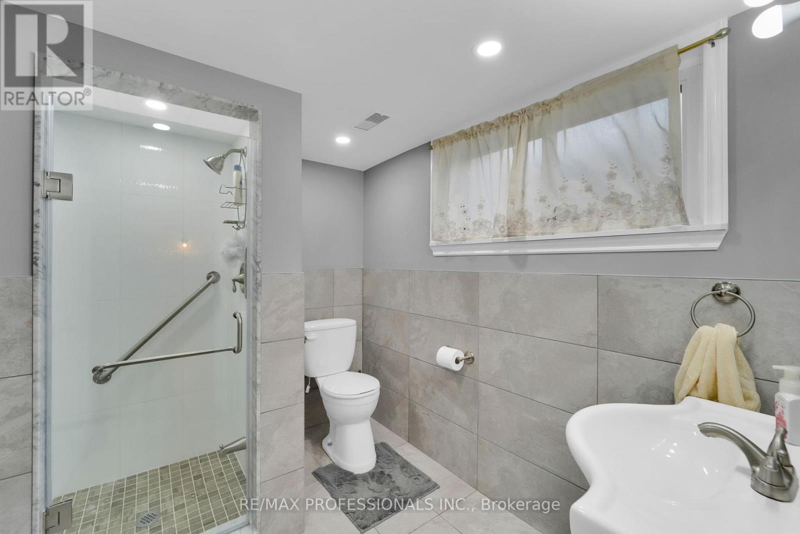 65 Strathburn Boulevard, Toronto, Ontario  M9M 2X8 - Photo 25 - W12171421