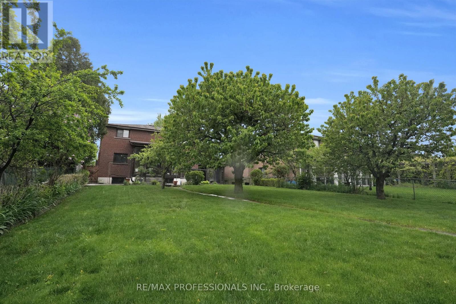 65 Strathburn Boulevard, Toronto, Ontario  M9M 2X8 - Photo 32 - W12171421