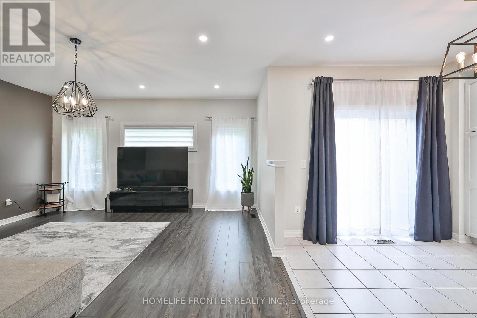 6 Raintree Crescent, Richmond Hill, Ontario  L4E 3T5 - Photo 8 - N12171568