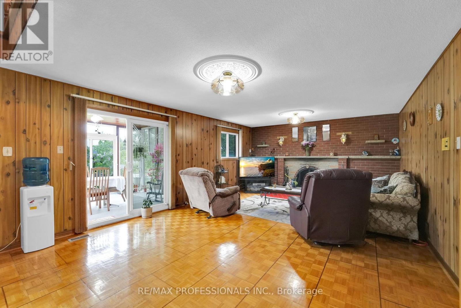 65 Strathburn Boulevard, Toronto, Ontario  M9M 2X8 - Photo 8 - W12171421