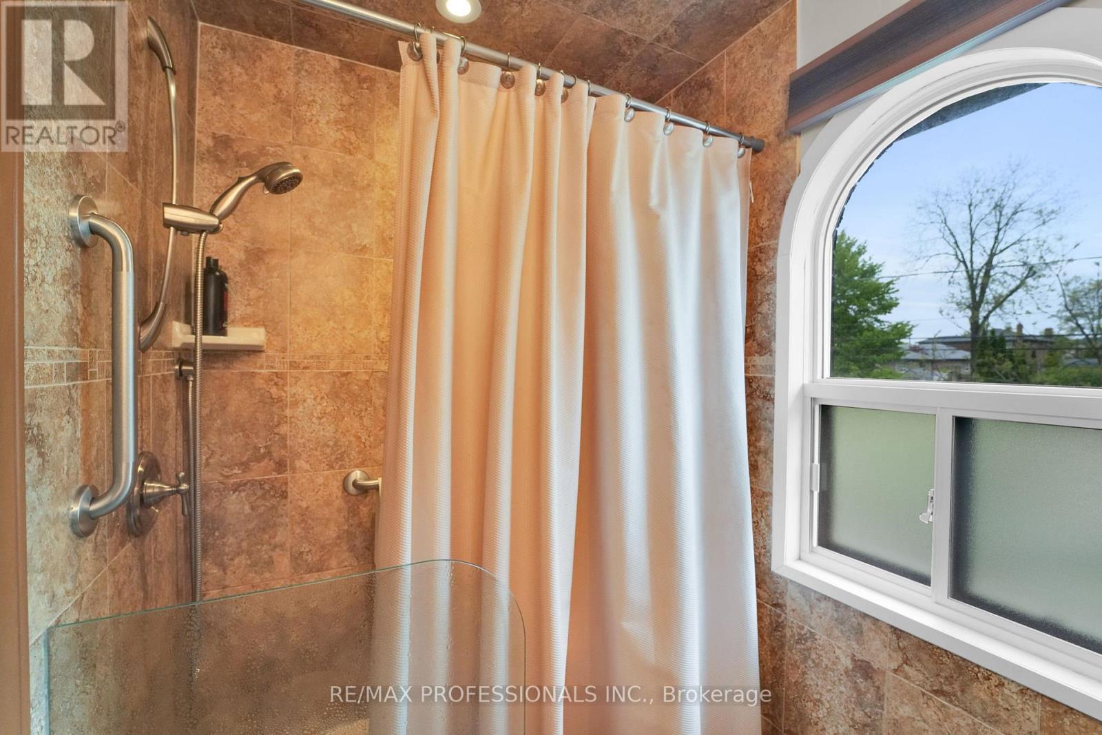 65 Strathburn Boulevard, Toronto, Ontario  M9M 2X8 - Photo 21 - W12171421