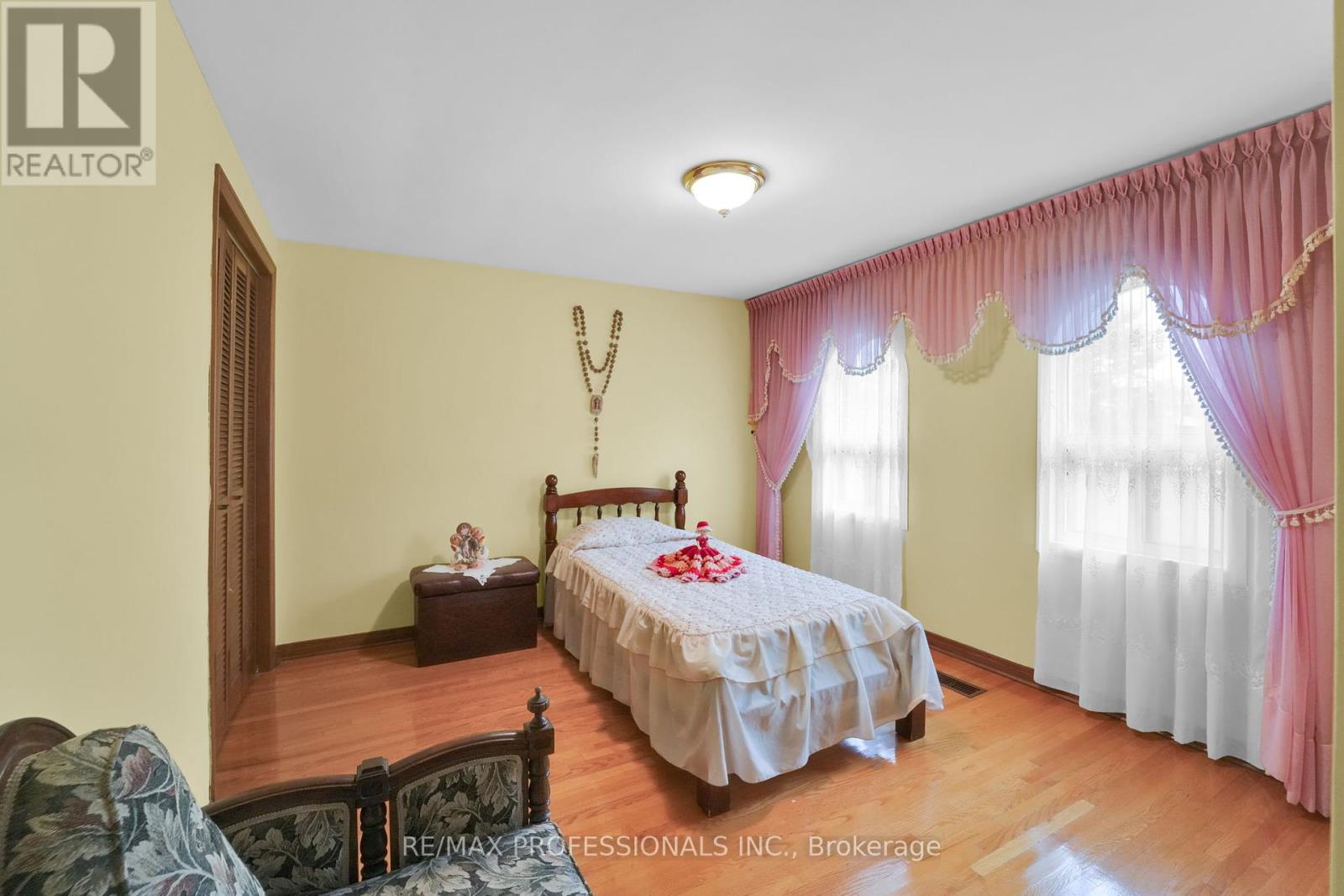65 Strathburn Boulevard, Toronto, Ontario  M9M 2X8 - Photo 19 - W12171421