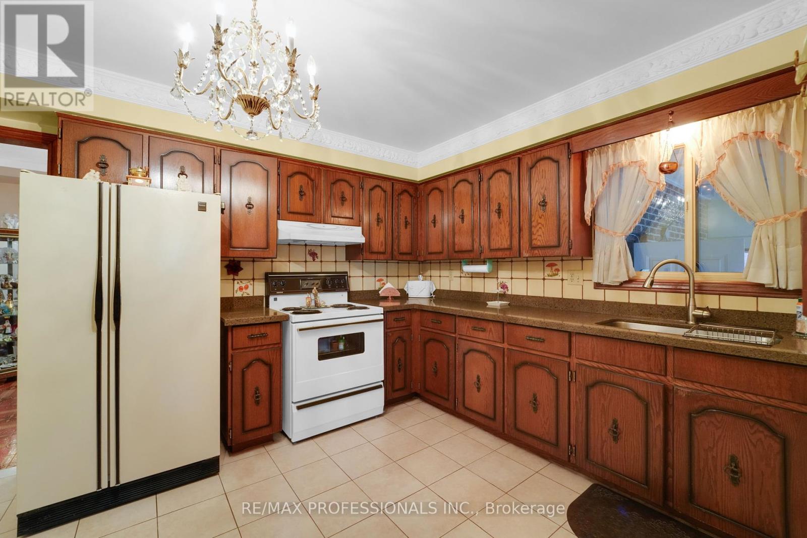 65 Strathburn Boulevard, Toronto, Ontario  M9M 2X8 - Photo 6 - W12171421