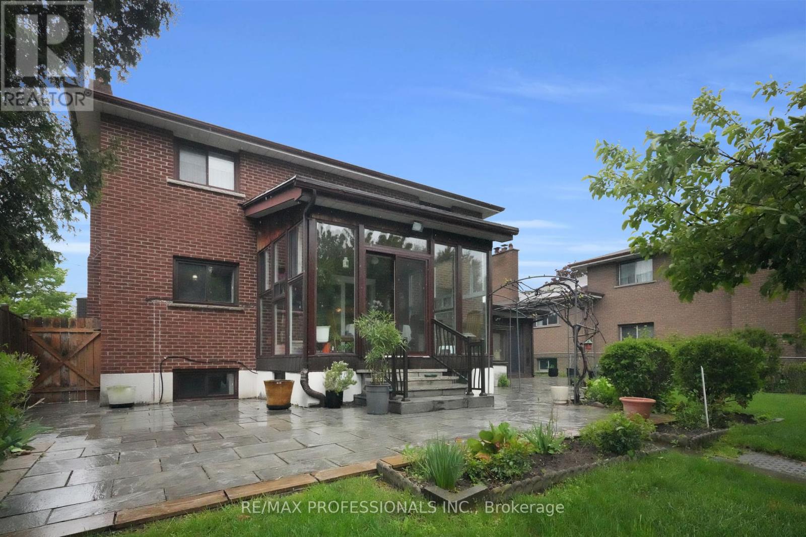 65 Strathburn Boulevard, Toronto, Ontario  M9M 2X8 - Photo 29 - W12171421