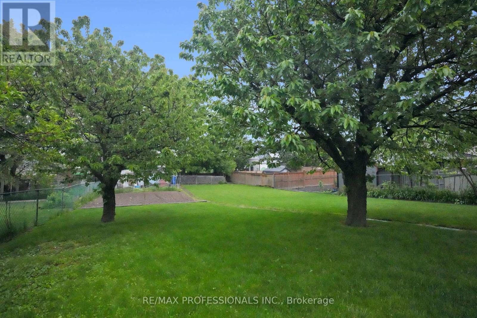 65 Strathburn Boulevard, Toronto, Ontario  M9M 2X8 - Photo 30 - W12171421